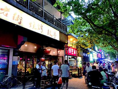 圖為：雪松路，是“老街燒烤”連鎖店的發(fā)家地