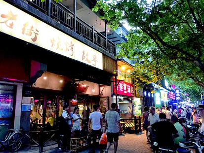 图为：雪松路，是“老街烧烤”连锁店的发家地