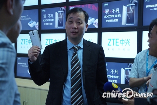 中兴终端中国区总裁俞义方向记者展示陕西制造的“全球最安全手机”AXON天机。