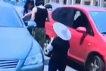 三輪大媽刮花轎車下跪求少賠 女車主雙手插腰