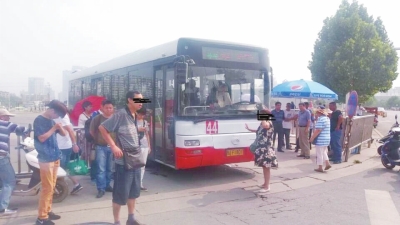 郑州女子与公交车发刮蹭 要求道歉堵停公小时