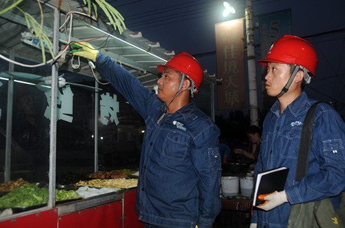 工作人員正在夜市攤位檢查