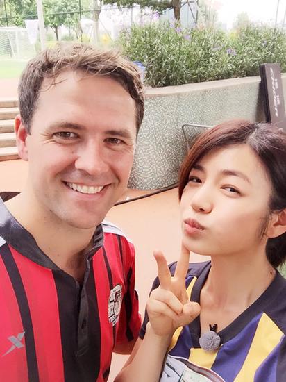 陈妍希《教练》足球首秀 与欧文合影卖萌|报告