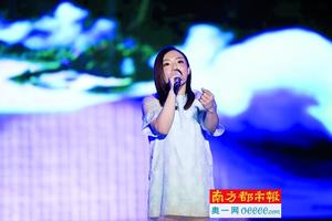 徐佳莹亮相超级歌会 与评委大聊创作内心