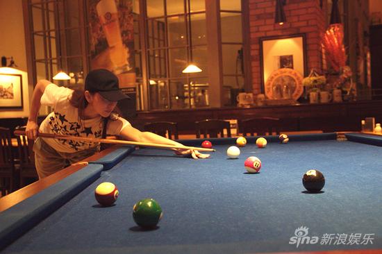 胡静低调打台球