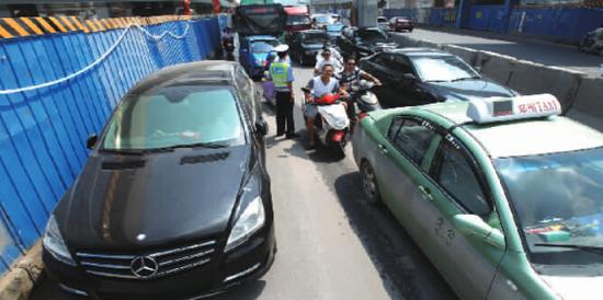 路邊停放的這輛車將中州大道至少堵了7個小時