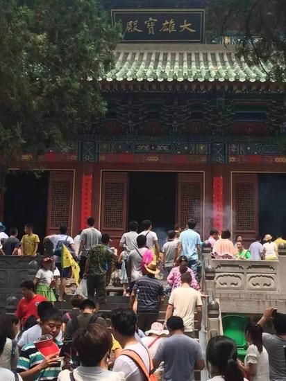 少林寺大雄宝殿前依旧游人如织。  图/赵智伟