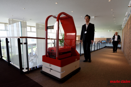 日本机器人酒店开业 恐龙搭配萌妹子为你服务