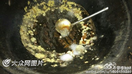 网友爆料李树荣家的锅里没有饭食。