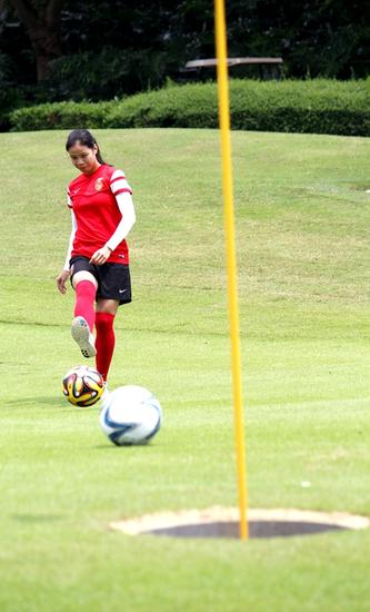 女足国脚谭茹殷:想让哈维带着我踢足球高尔夫