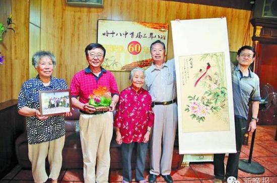 96岁班主任朗诵同学会写好的小诗