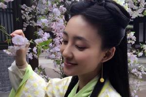 王丽坤晒古装美照 手拿花枝留倩影(图)