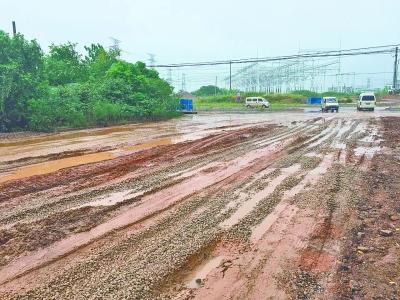 糟糕的路面情况让271路公交车难以前行