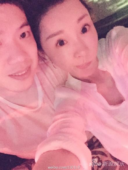 黄毅清与美女亲密合影