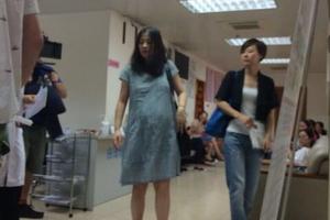 梅婷挺大肚现身医院被拍 怀二胎已有8个月