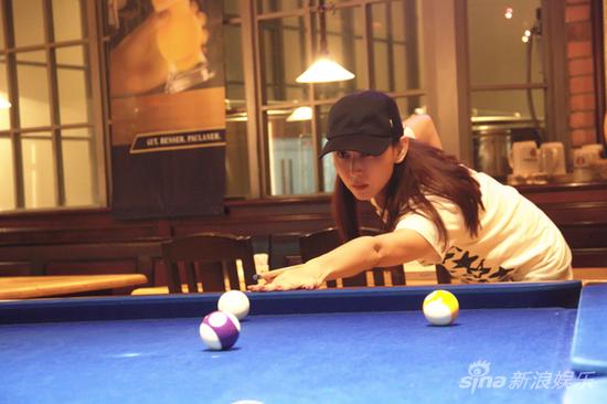 胡静姿势标准打台球