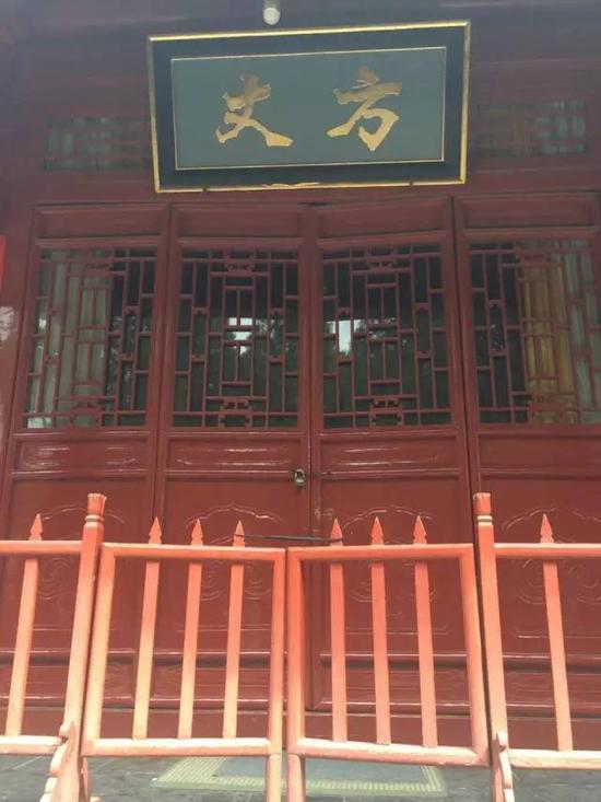 少林寺方丈室大门紧闭。  图/赵智伟