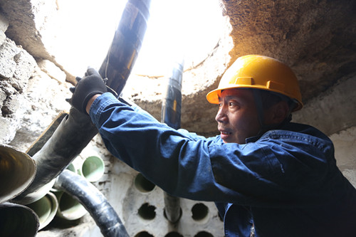 員工冒酷暑入地敷設電纜