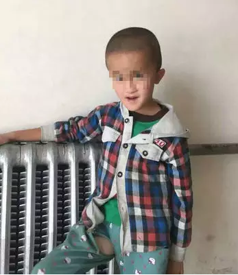 身体瘦弱、满身粪便 呼市一男孩为何被拴在栅