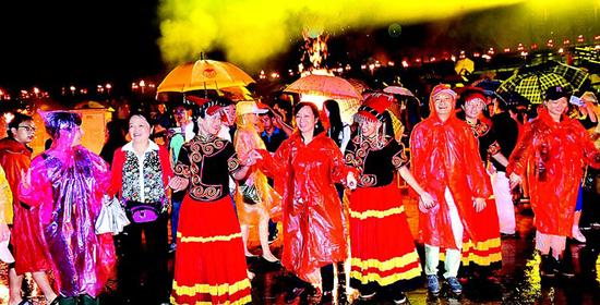 凉山彝族国际火把节人们雨中狂欢