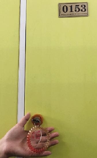 鑰匙一直在手里，柜門也沒被撬的痕跡，手機如何丟失的？