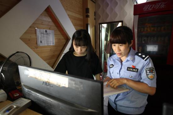 張艷美檢查賓館四實登記情況