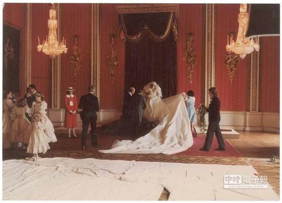 黛安娜王妃穿著純白的婚紗，在會場中成為最美麗的焦點。 (圖片取自me​​tro)