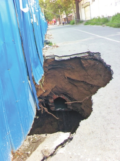 郑州小路突然塌出十多米深大坑