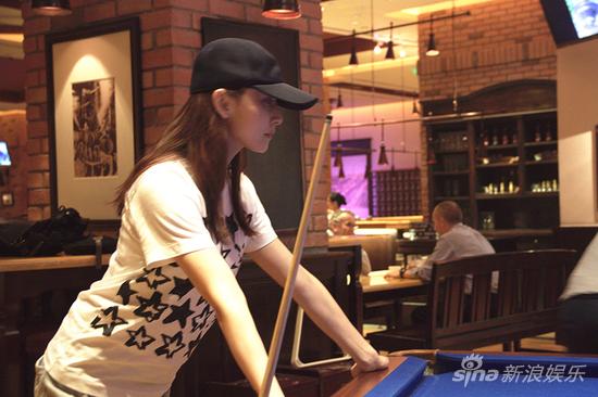 胡静现身台球厅