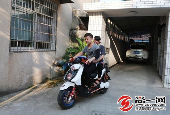 姚峰骑着电动车载着夏瑛去医院途中,夏瑛紧紧抱住他,这样温馨的场景