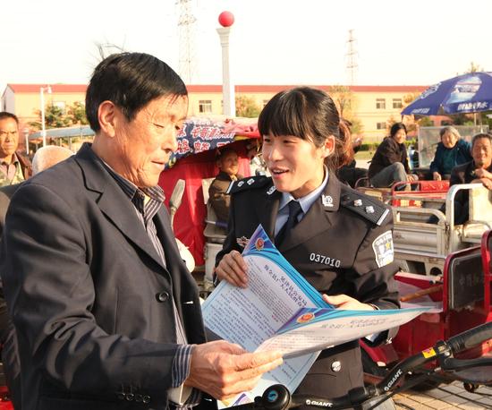 張艷美向轄區群眾發放安全防范宣傳資料