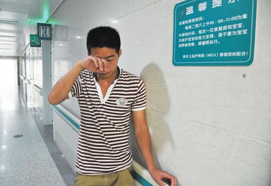 　　王欢迎在ICU监护室外不住地流泪