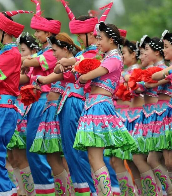 凉山彝族国际火把节中的舞蹈表演