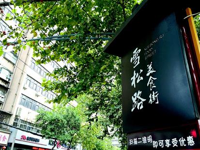 圖為：巴厘龍蝦店門口坐滿了排號的人