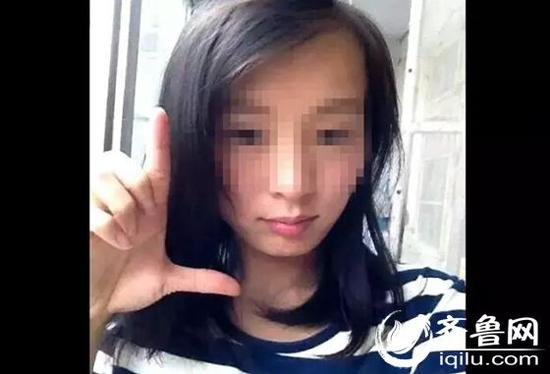 法医说脖子上致命伤5刀,一共七刀,脖子大动脉割断了,脖子割断了三分之一。(视频截图)