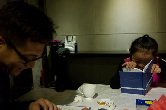 读到开心处，两人低着头笑了。