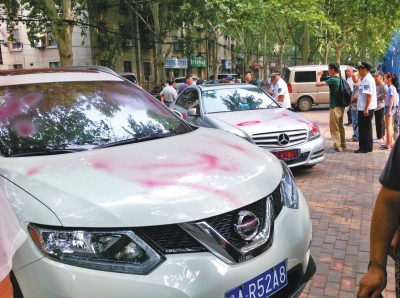 愛車夜泊馬路邊一覺醒來成大花臉