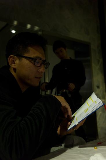 社长戴眼镜模样超斯文，十足安静美男子(不！敢！相！信)