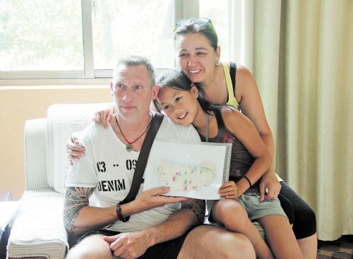 去年暑假，小琳和养父母一起来长沙寻亲。