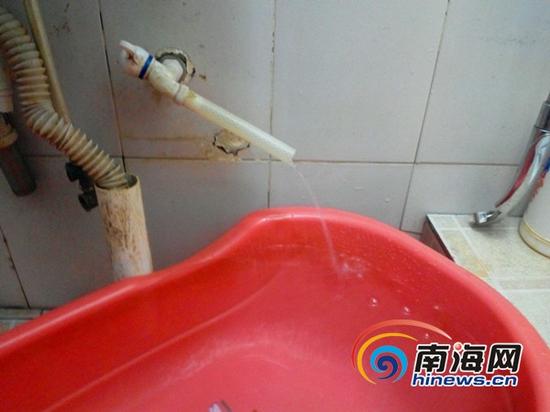怡心花园小区廉租房一楼只有微小的供水,二楼以上就没水了。(南海网记者刘培远摄)