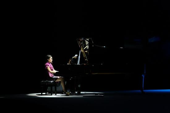 韩煦身着旗袍演奏中国风