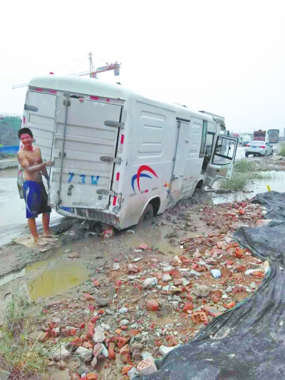 郑州南四环柴郭路面坑坑洼洼 1小时6辆车趴窝