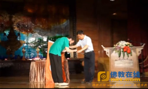 中国佛教协会秘书长刘威为营员代表授旗