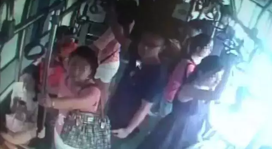眼镜男公交车上猥亵4名女孩