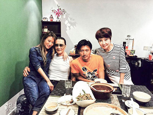 谢贤(左二)与女儿谢婷婷(左起)、儿子谢霆锋和前妻狄波拉。图片来源:香港《明报》网站