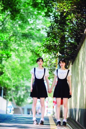 紫荆、紫薇姐妹俩这组写真照在网上热传