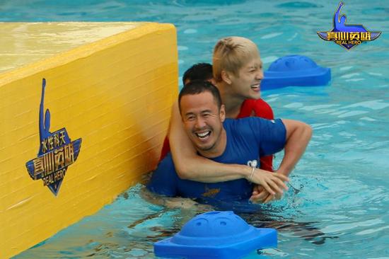 王嘉尔缠住杨坤