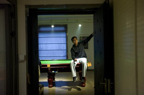 刘烨在休息室聊天，开心得像个大孩子