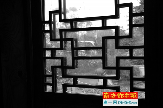 海珠湖发生雷劈伤人的木屋,其中一个窗户的玻璃已破碎。