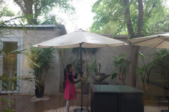 “小王子”选择了一个小女孩？安娜说，女孩纯净的声音，更接近心中小王子的声音。何靖雯内秀而安静，心中仿佛住着许多的童话故事。